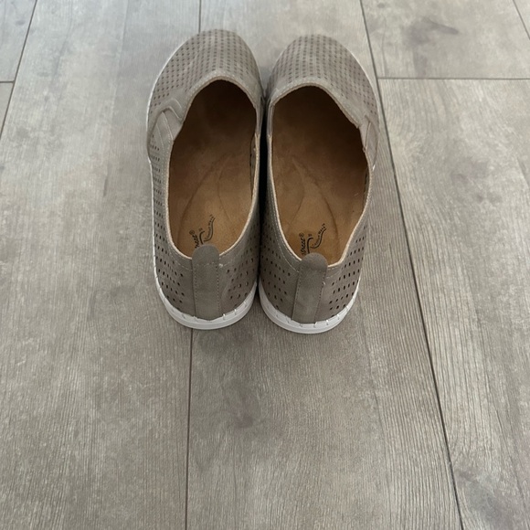 New Easy Street Women's Fresh Slip-On Sneaker Natural size 9 - Picture 10 of 16